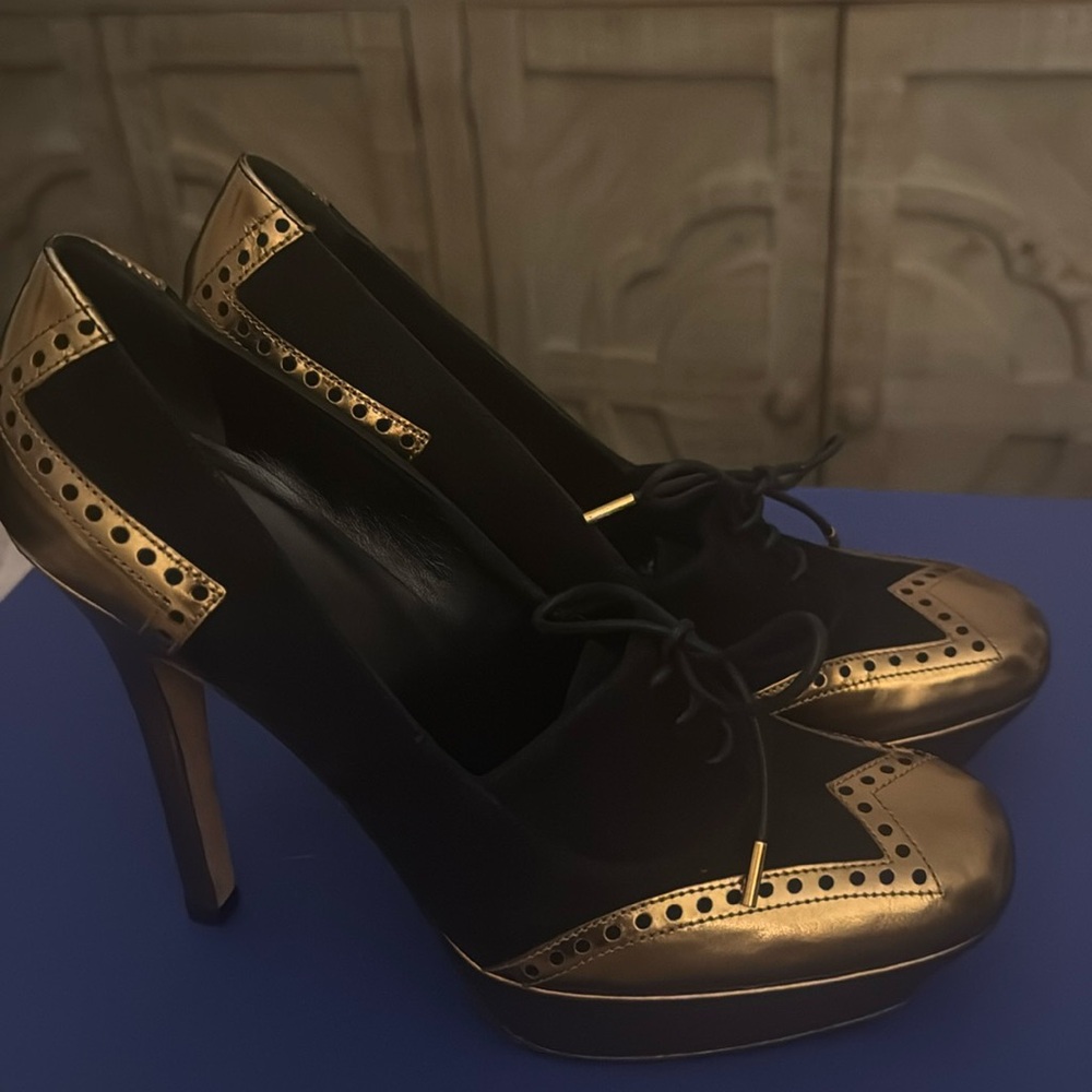 Gucci Metallic Bronze & Black Suede Lace-Up Pumps – Timeless Elegance